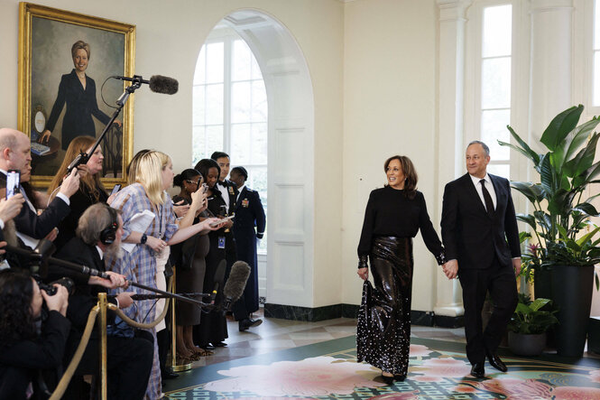 Kamala Harris mit Ehemann im weißen Haus, daneben eine menschhohe Strelizie Nicolai