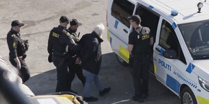 Screenshot von einem Video welche die Verhaftung von Paul Watson zeigt