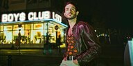 Ionel, der Protagonist aus „Boys Club“, stgeht vor einem Sex-Kino