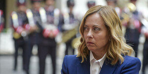 Giorgia Meloni schaut skeptisch rüber zum Mitte-links-Bündnis
