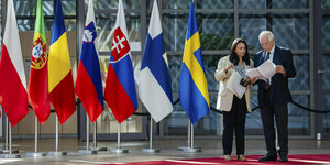 Josep Borrell, der Hohe Vertreter der EU für Außen- und Sicherheitspolitik neben den Flaggen der EU-Mitgliedsstaaten