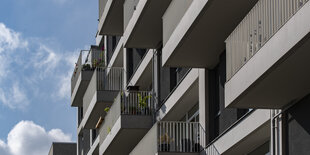 Ein fast blauer Himmel ist über einem neuen Wohnhaus im neuen Quartier an der Heidestraße zu sehen