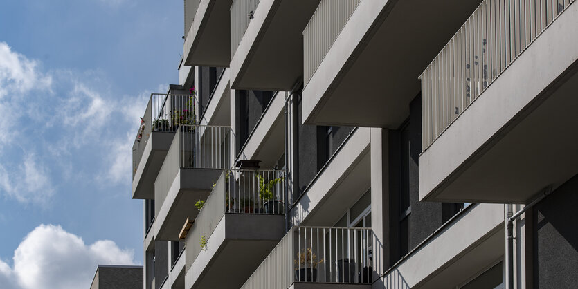 Ein fast blauer Himmel ist über einem neuen Wohnhaus im neuen Quartier an der Heidestraße zu sehen