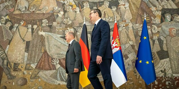Bundeskanzler Olaf Scholz (SPD), geht neben Aleksandar Vucic, Präsident von Serbien, zu einem Gipfeltreffen zu kritischen Rohstoffen
