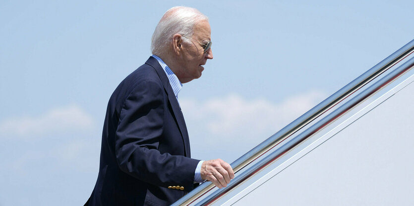 Biden geht die Treppe hoch.