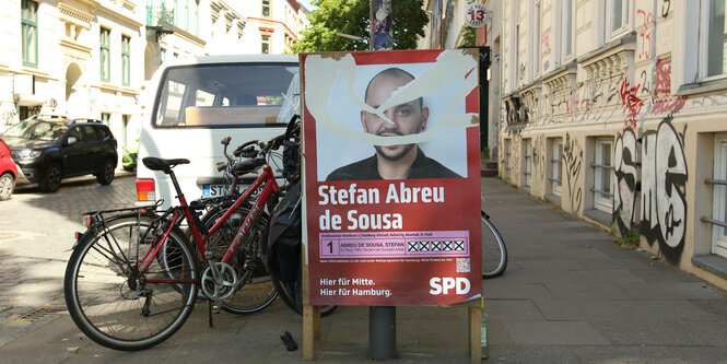 Wahlplakat mit abgerissenen Streifen