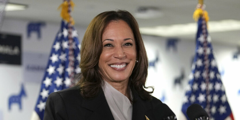 Vizepräsidentin Kamala Harris spricht in der Zentrale ihrer Kampagne