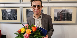 Masha Gessen mit Blumenstrauß bei der Arendt-Preis-Übergabe im Dezember 2023