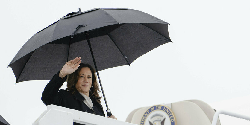 Kamala Harris steigt in ein Flugzeug