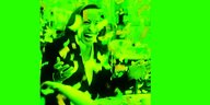 Ein Screnshot von TikTok zeigt Kamilla Harris in Grün mit vielen Papierschnippseln in der Luft