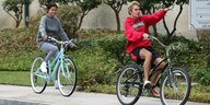 Selena Gomez und Justin Bieber haben viel Spaß bei einer gemeinsamen Fahrradtour in Los Angeles im November 2017.