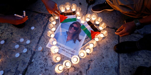 Kerzen zum Gedenken an die getötete Journalistin Shirin Abu Akleh