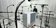 Ein Mitarbeiter von Bosch Home Comfort arbeitet in einem Labor an einer Wärmepumpe an der Messung des Geräuschpegels
