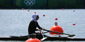 Eine Ruderin aus dem Iran mit Kopftuch in ihrem Boot