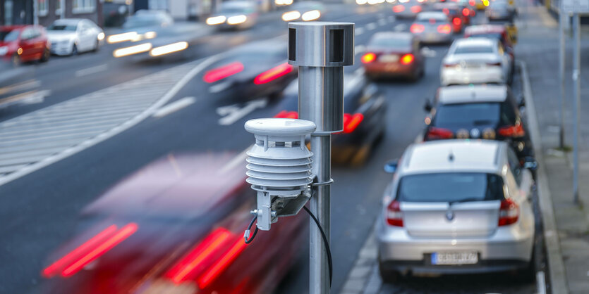 Eine Luftqualität-Messstation an der Bundesstrasse B 223 in der Oberhausener Innenstadt