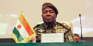 Das Bild zeigt General Abdourahamane Tiani, Vorsitzender des Nationalrats zur Rettung des Vaterlandes, an einem Rednerpult