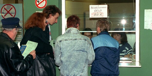 DDR-Besucher warten an einem Kassenschalter in Berlin auf die Auszahlung des Begrüßungsgeldes von 100 Mark (Archivbild vom 10.11.1989).