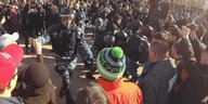 Auf einer Demonstration in Moskau gehen Polizisten gegen die Protestierenden vor