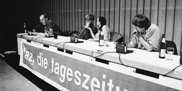 Andreas Zumach, Klaus Hillenbrand und Beate Seel sitzen auf einem Podium