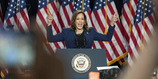 Kamala Harris spricht bei ihrer wahlkampfveranstaltung in der West Allis Central High School