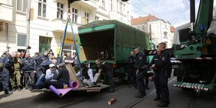 Polizisten benutzen im Mai 2013 in Gorleben einen Kran, um Anti-Atomkraftgegner zu räumen.