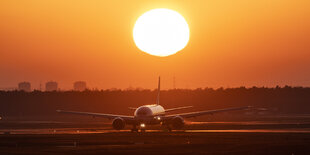 Flugzeug im Sonnenuntergang auf dem Flughafen in Antayla.