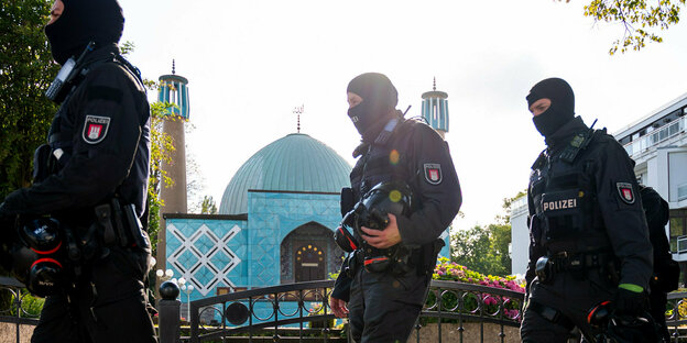 Vermummte Polizisten vor der Blauen Moschee