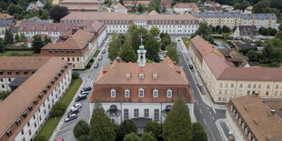 Ein Bild von einer Kirche aus der Vogelperspektive