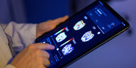 35871751.jpg Eine Radiologin im Unfallkrankenhaus Berlin betrachtet in einer KI-basierten App auf einem Tablet Gehirnbilder eines Patienten