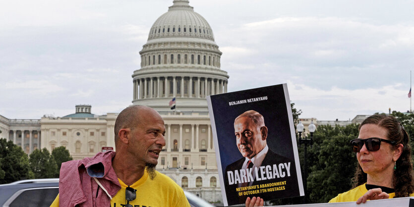 Ein Demonstrant vor dem US-Kapitol in Washington hält ein Banner mit dem Portrait des israelischen Premiers Benjamin Netanjahu hoch