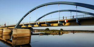 Fussgaenger auf der Grenzbruecke zwischen Frankfurt/Oder und der polnischen Stadt Slubice.