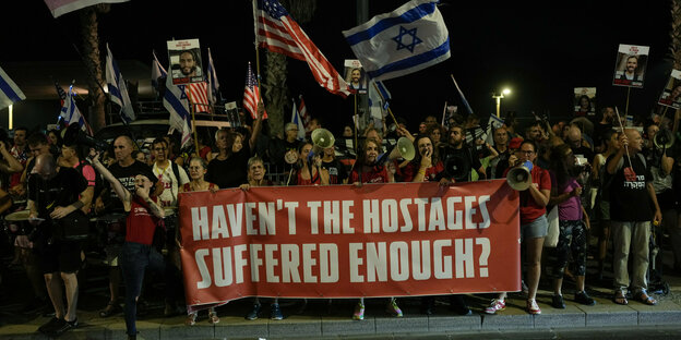 „Haben die Geiseln nicht genug gelitten?“ steht auf einem Banner bei einem Protest am Mittwoch in Washington D.C