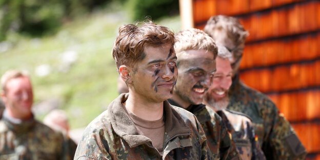 Bundeswehrsoldaten mit Tarnbemalung im Gesicht