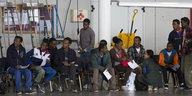 Flüchtlinge aus Eritrea warten in Rom auf ihren Abflug nach Schweden.