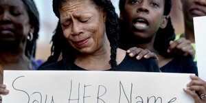 Donna Massey weint um ihre Tochter Sonya während einer Demonstration vor dem Sangamon County Building in Springfield, Illinois