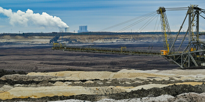 Abraumhalden und ein Absetzer sind im Braunkohletagebau Welzow-Süd der Lausitz Energie Bergbau AG (LEAG) zu sehen