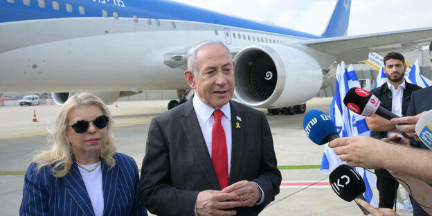 Netanjahu und siener Frau Sarah auf dem Flughafen