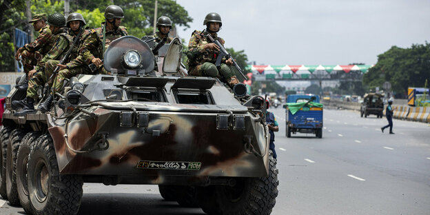 Die Armee patrouilliert in einem gepanzerten Fahrzeug auf der Autobahn Dhaka-Chittagong am vierten Tag der von der Regierung verhängten Ausgangssperre