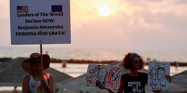 Frauen protestieren in Tel Aviv am Strand gegen Nethanyu und den Gazakrieg