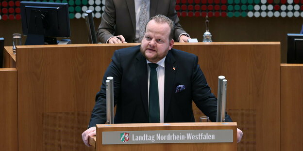 AfD-Mann Sven Tritschler am Redepult des NRW-Landtags