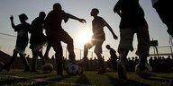 Einweihung eines Bolzplatzes in Südafrika. Der Fussballplatz wurde im Rahmen des Projektes 'Youth Development Through Football' errichtet.