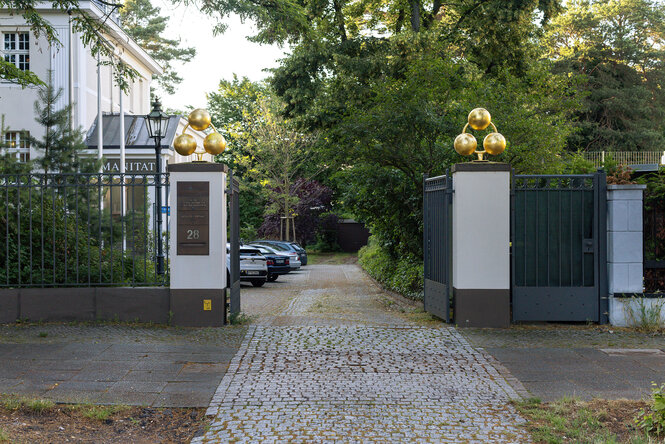 Blick auf Haus und Eingang mit Garten der Großloge Zu den drei Weltkugeln