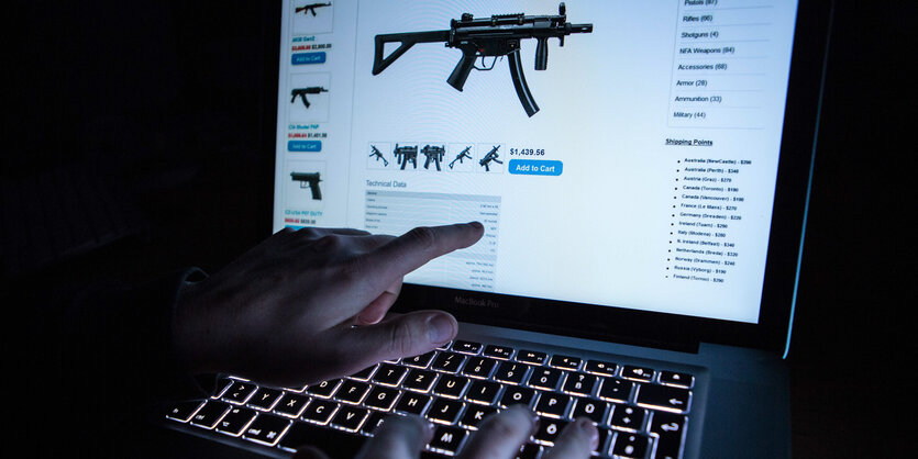 Auf einem Computerbildschirm sind Waffen zu sehen, die im Internet angeboten werden