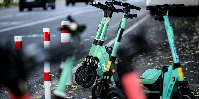 E-Scooter parken am Straßenrand.