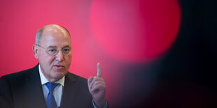 Der Politiker Gregor Gysi hebt den Zeigefinger