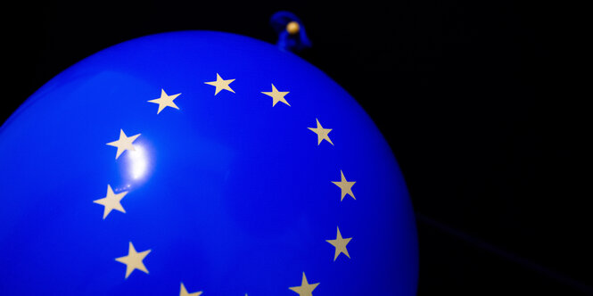 Ballon mit Sternenkranz der Europaflagge