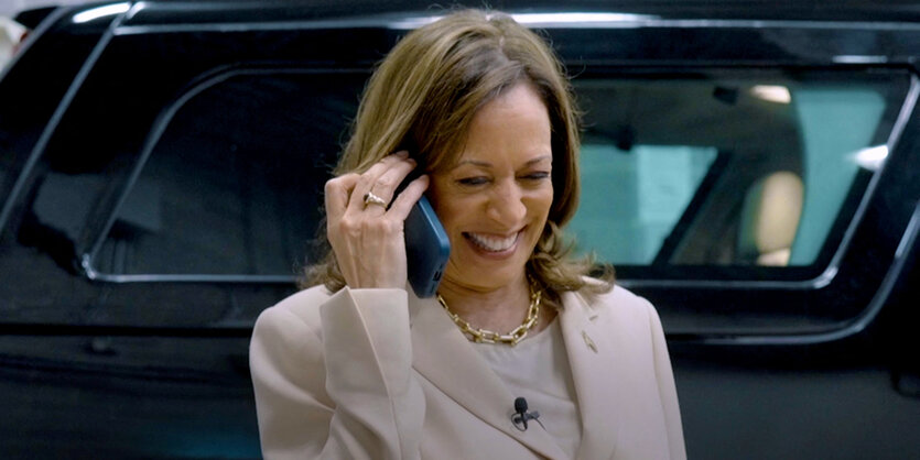 US-Vizepräsidentin Kamala Harris spricht am Telefon mit dem ehemaligen Präsidenten Barack Obama und der ehemaligen First Lady Michelle Obama, am 26.Juli 2024.