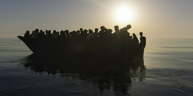 Ein überfülltes Boot mit Geflüchteten. Symbolbild