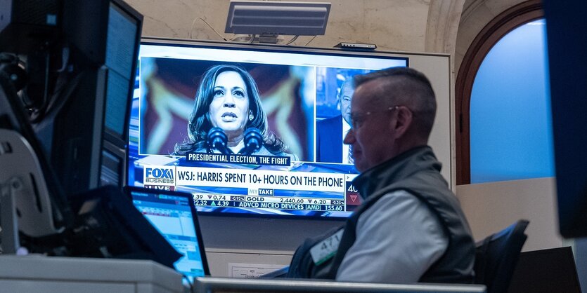 Kamala Harris ist auf einem Bildschirm in der Börse von new York zu sehen