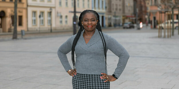 Adeline Abimnwi Awemo steht auf einem Platz in Cottbus